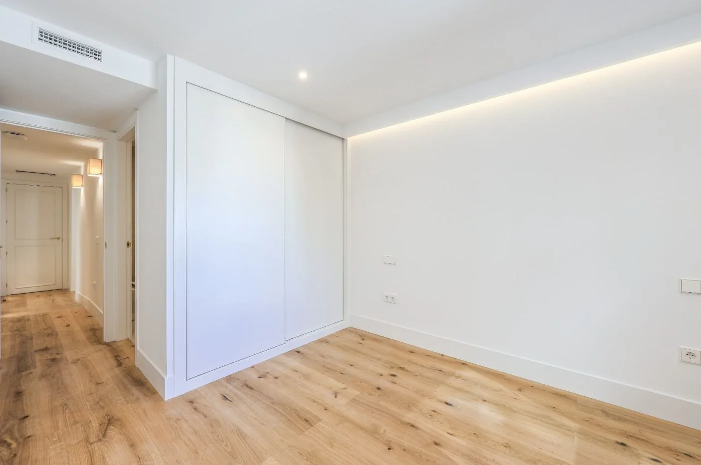 Piso con terraza y garaje en Argüelles — foto 11